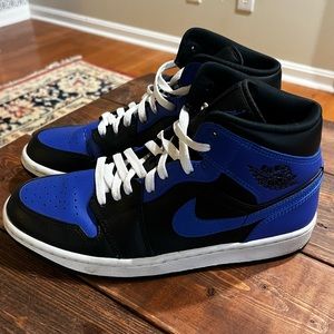 Jordan 1 mid size 9 hyper royal.     Authentic
